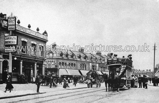 Horse Drawn Bus at The Bakers Arms, Leyton, London. c.1903